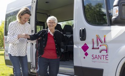 Soignante aide femme à descendre de la navette accueil de jour