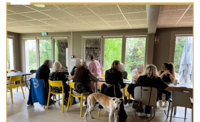 cafe des aidants avec plusieurs personnes autour de la table dans un ehpad