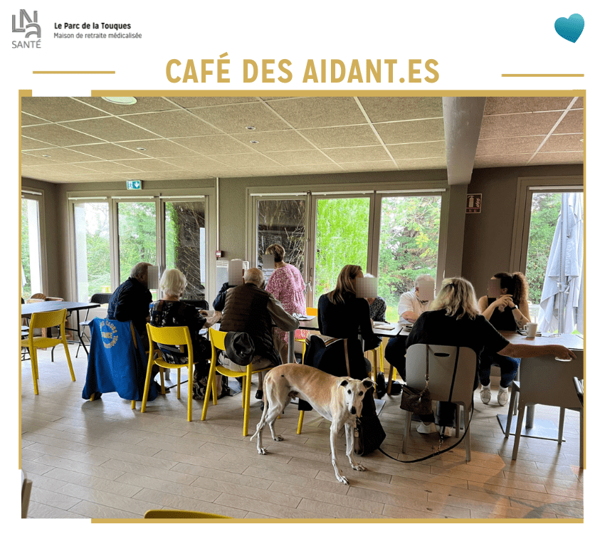 cafe des aidants avec plusieurs personnes autour de la table dans un ehpad