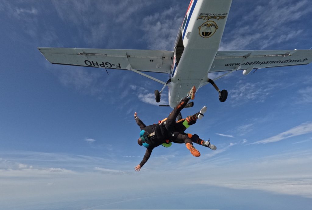 Jacqueline qui fait un saut en parachute
