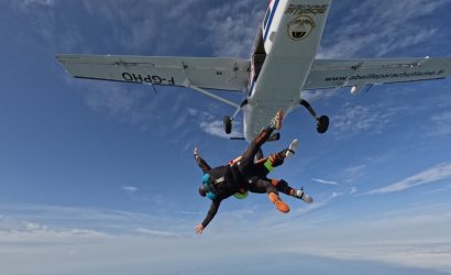 Jacqueline qui fait un saut en parachute