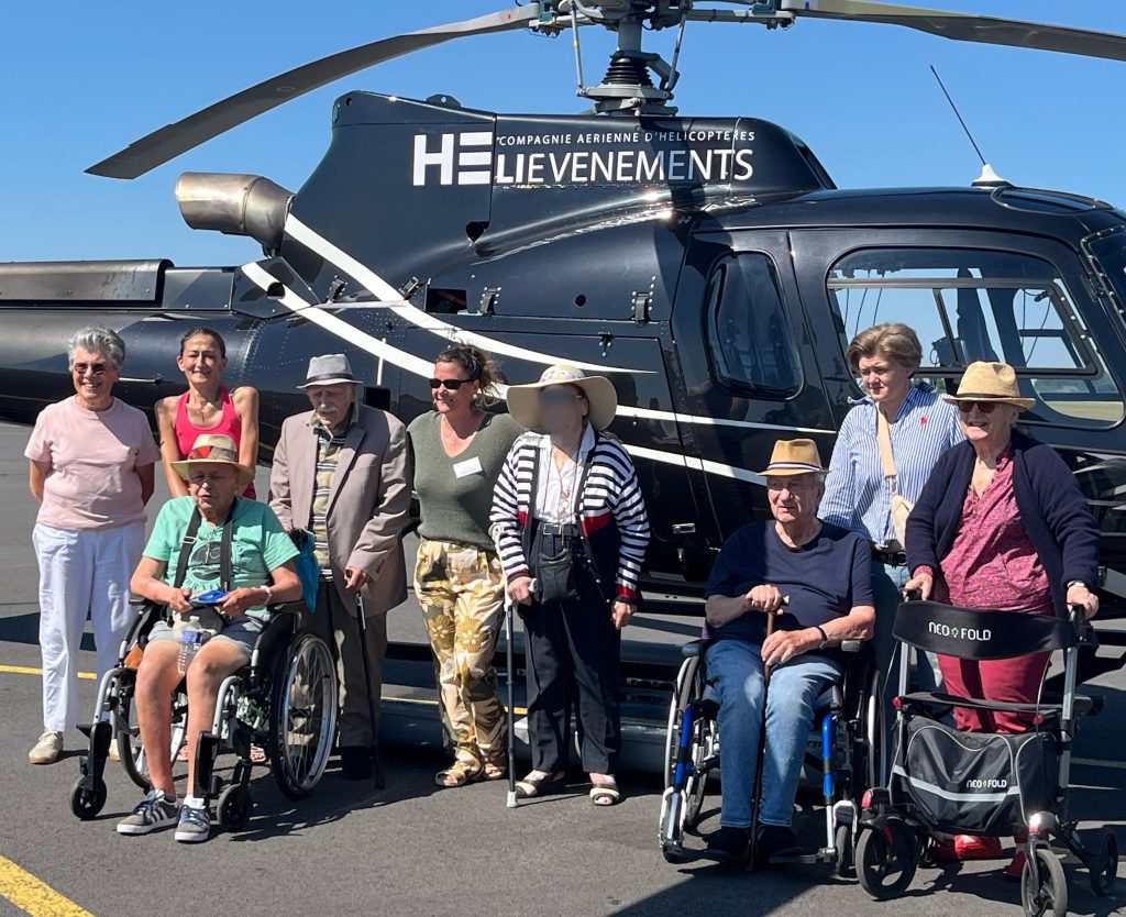6 résidents, 3 professionnels du Parc de la Touques ainsi que le piloté devant l'hélicoptère.