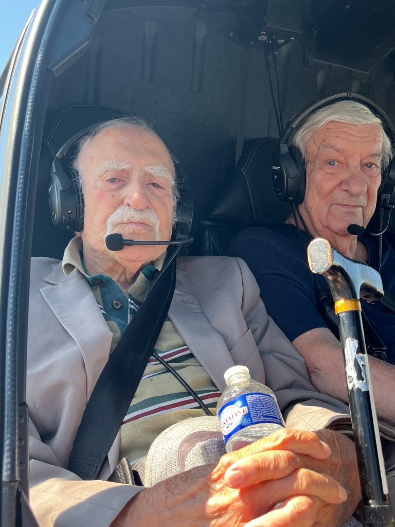 Deux résidents dans un hélicoptère avant le vol.